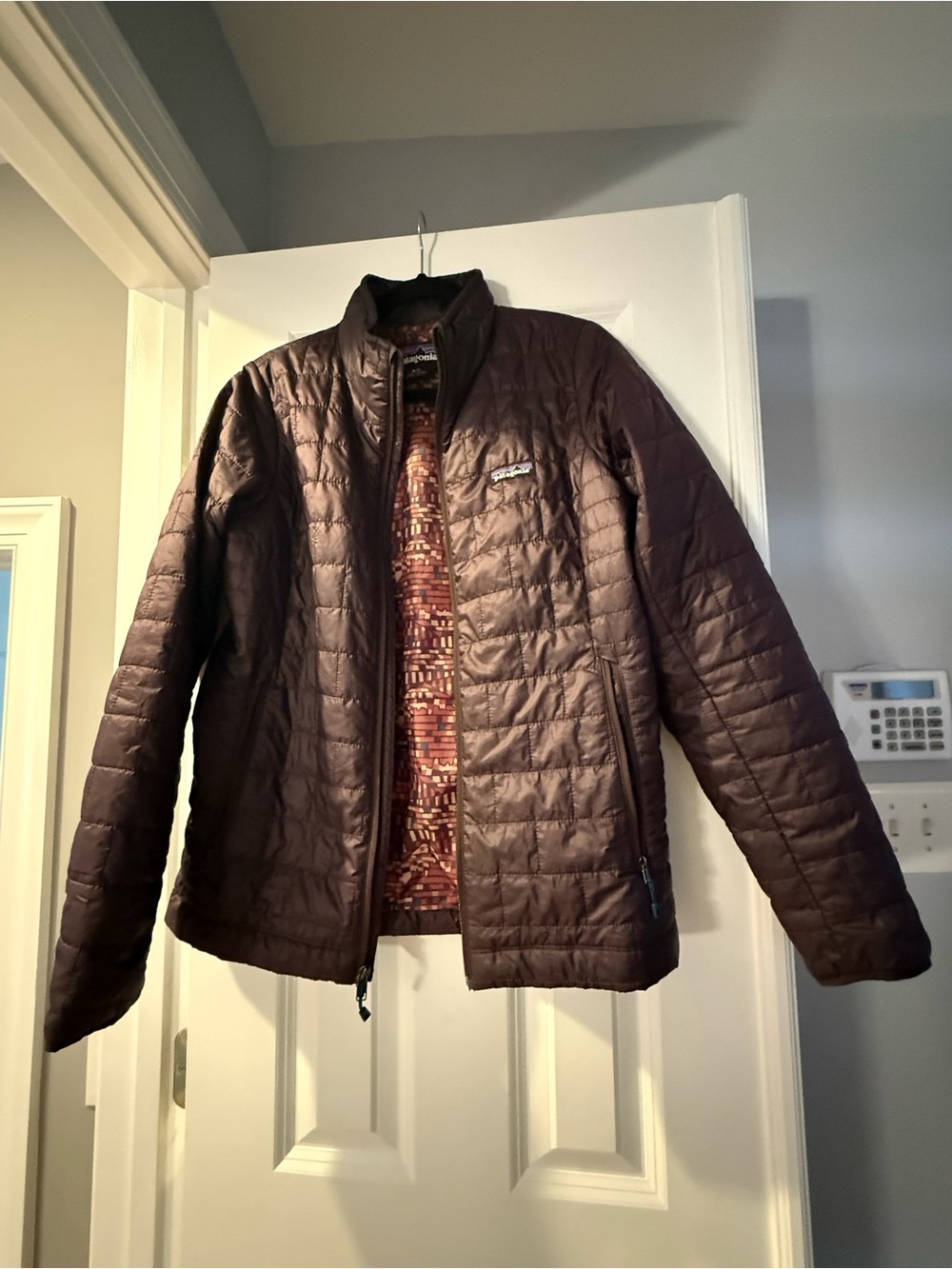 Patagonia Nano Puff Women’s Quilted Puffer Jacket - Obsidian Plum Medium EUC - Picture 2 of 4